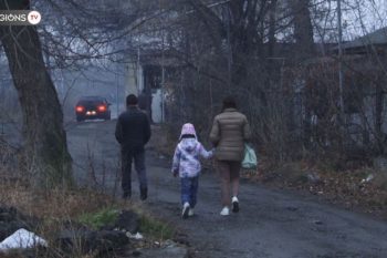 Они ждут целую жизнь. В Гюмри уже 4-е поколение подрастает в деревянном домике-времянке