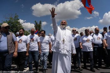 Я буду ночевать на площади Республики. Его Святейшество Баграт