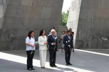 Экс-премьер Франции посетил мемориальный комплекс, посвященный жертвами Геноцида армян