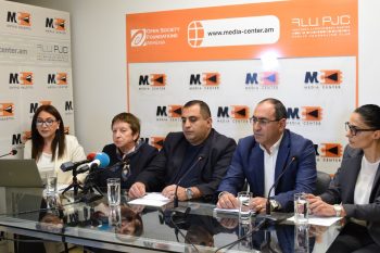 «Прослушав песню «Доля воровская», бандгруппа, называемая «Спецназ», начала избивать осужденных, заставляя их петь «Господа офицеры». Правозащитница Жанна Алексанян
