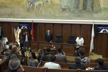 В Гюмри проходит инаугурация новоизбранного мэра от оппозиции Вардана Гукасяна