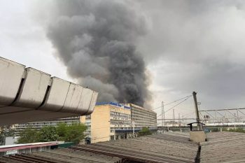 Сильный пожар возник на рынке в Тбилиси
