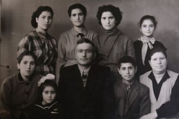 «Единственная связь» сестёр, выросших в разных детских домах: кукла и разделяющая сестер быстро удаляющаяся телега. Воспоминания пережившей Геноцид Сатеник