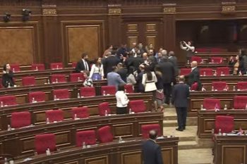 Обстановка на заседании Национального Собрания Армении накалилась до предела