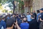 Полиция на данный момент охраняет вход в здание Ширакской епархии