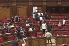 Неизвестные вошли в зал заседаний парламента Армении и напали на депутатов