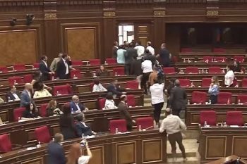 Неизвестные вошли в зал заседаний парламента Армении и напали на депутатов