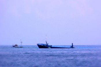 Четыре человека погибли после крушения парома у острова Бали