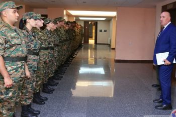 Замминистра обороны Армении встретился с молодыми военными врачами
