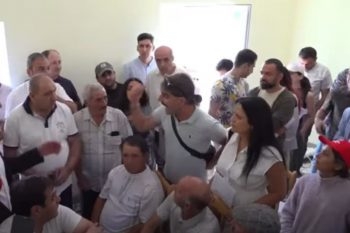 «Убеждаете людей, что пришли им помочь. Нет, вы пришли набить свои карманы». Слушания по вопросу эксплуатации золотого рудника в Караберде проходили в напряжённой обстановке