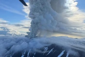 На Камчатке впервые за почти 600 лет произошло извержение вулкана Крашенинникова