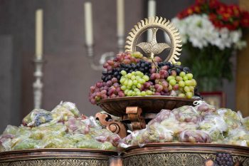 Армянская Апостольская церковь сегодня отмечает праздник Освящения винограда — Успение Святой Девы МарииАрмянская Апостольская церковь сегодня отмечает праздник Освящения винограда — Успение Святой Девы Марии