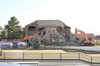 В День независимости Арцаха Азербайджан разрушает здание МИД Арцаха