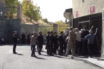 «Нас снова обманули, избегают встречи с нами. Мы отдали Минобороны не коробку, а ребёнка» — во время акции родителей пропавших без вести у Минобороны ситуация обострилась, одному из родителей стало плохо