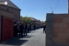 Двор Володи Григоряна полон людей: жители Мердзавана избегают выдвигать версии