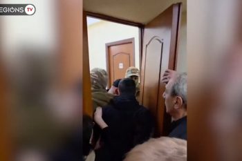 Спецназовцы в масках в здании мэрии Гюмри