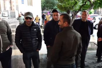 Водители армянских грузовиков проводят акцию протеста: в результате ужесточения российского законодательства многие из них могут быть выдворены, и им может быть запрещен въезд в Россию