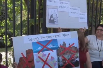 «Судящий Владыку, — разрушитель церкви». Акция протеста в поддержку Микаэла Аджапахяна