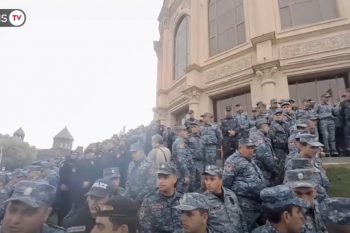 Полицейский кордон перед зданием мэрии