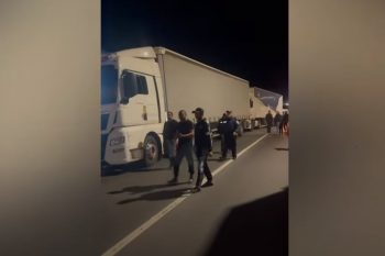 Водители большегрузов перекрыли проезд на всех трех армяно-грузинских КПП