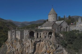 Шедевр средневековой армянской архитектуры на краю ущелья реки Воротан