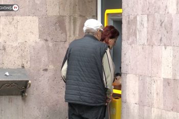 «К кому обратиться, к одному, к другому?..» — граждане о выплате пенсий исключительно в электронном формате