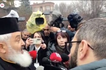 Пытались вывести из себя священника Ширакской епархии: напряженная ситуация перед церковью Йот Верк.