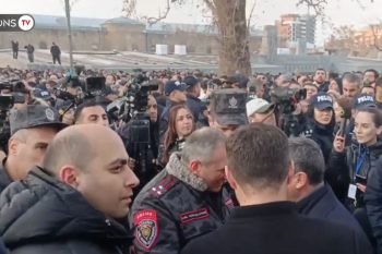 Граждане, собравшиеся во дворе Первопрестольного, с двух сторон скандируют различные лозунги