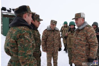 Начальник Генерального штаба вручил ценные подарки военнослужащим, несущим дежурство на позициях