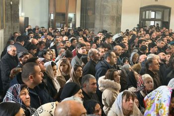 Во время литургии, проходящей в церкви Йот Верк, было опущено имя Гарегина II. Граждане скандировали имя Католикоса и имя архиепископа Микаела