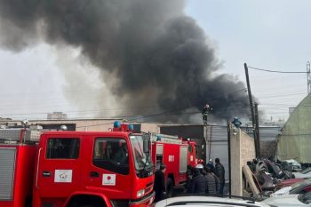 Крупный пожар в цехе по производству салфеток в Ереване, его тушат 15 расчетов