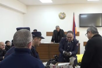 «Как так получилось, что нет следов горения, если во время инцидента одежда была на Гаруше?»: вещественные доказательства в ходе судебного разбирательства по делу о пожаре в военном общежитии Азата вызывают сомнения