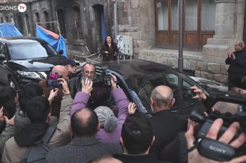 Архиепископа Микаэла Аджапахяна в Гюмри встретили аплодисментами