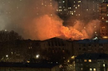 В Доме культуры «Каназ» вспыхнул крупный пожар. На месте работают 11 пожарных расчётов