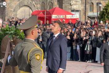 Эммануэль Макрон в Гюмри возложил венок к памятнику жертвам землетрясения 1988 года.
