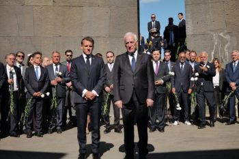 Эммануэль Макрон посетил мемориальный комплекс Цицернакаберд жертвам Геноцида армян