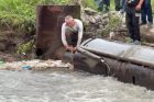 Демонтажируется смертоносная труба над рекой Памбак