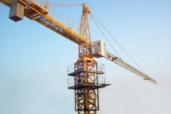 На улице Тичины в Ереване упал подъемный кран: есть погибшие