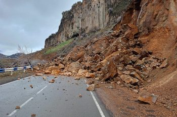 Վայոց ձորի մարզում հսկայական ժայռաբեկորներն ու քարերը թափվել ու փակել են Ջերմուկ տանող գլխավոր ճանապարհը