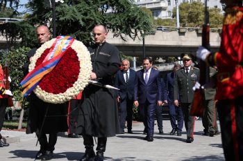 Վրաստանում Սուրեն Պապիկյանն այցելել է Հերոսների հրապարակ, ծաղկեպսակ խոնարհել հուշակոթողին