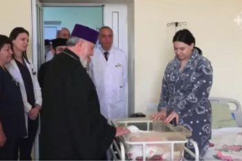 Վեհափառը տեսակցել է Էջմիածնի ԲԿ-ի նորածիններին և մայրերին, օրհնել ու աղոթել նրանց առողջության համար