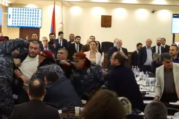 Ծեծկռտուք Երևանի ավագանու նիստում. կան բերման ենթարկվածներ