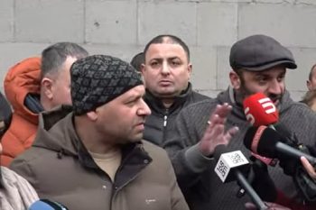 Տնտեսավարողները բողոքի ցույց են անում կառավարության շենքի մոտ, նրանք պահանջում են կասեցնել շրջանառության հարկի մասին փոփոխությունը