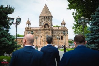 ԱՄՆ փոխպետքարտուղարի տեղակալը շրջեց Մայր Աթոռ Սուրբ Էջմիածնում՝ Հայաստանի հոգևոր կենտրոնում