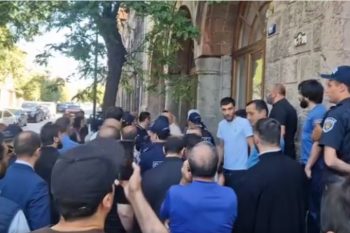 Խուզարկություններ Շիրակի թեմի առաջնորդարանում, սրբազանին աջակցող քաղաքացուն բերման ենթարկեցին