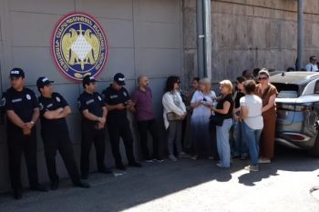 Բագրատ Սրբազանը ՔԿ-ում է. նրա աջակիցները հավաքվել են շենքի դիմաց