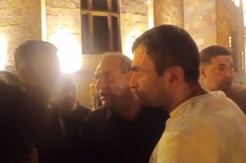 Ազատության հրապարակում նստացույց սկսած արցախցիները բողոքի ցույցը տեղափոխվեցին կառավարության շենքի մոտ