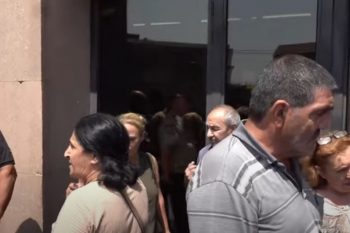 «Ցերեկը օձերից ենք վախենում, գիշերը՝ կարիճներից»․Վարդաշենի վթարային շենքի բնակիչները բողոքի ցույց են անում