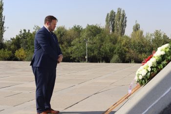 ՄԹ պետնախարար Սթիվեն Դաութին այցելել է Ծիծեռնակաբերդի հուշահամալիր