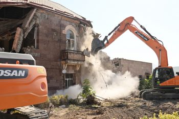Ստեփանակերտում քանդում են Արցախի ԱԳՆ շենքը